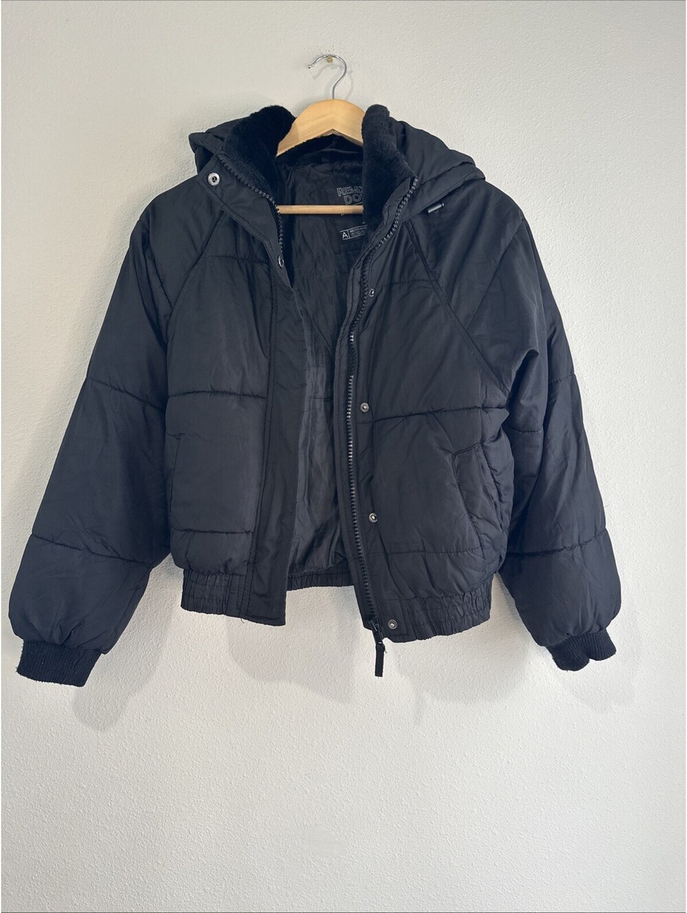 Black Aéropostale puffer jacket featuring a cozy faux-fur-lined hood Size XS